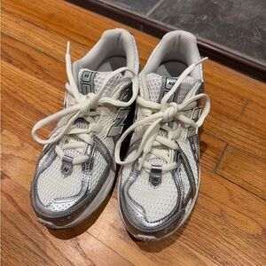 New Balance 1906 Slvr Mtlc/ Sea Salt (Size 6 / Women’s Size 7.5)